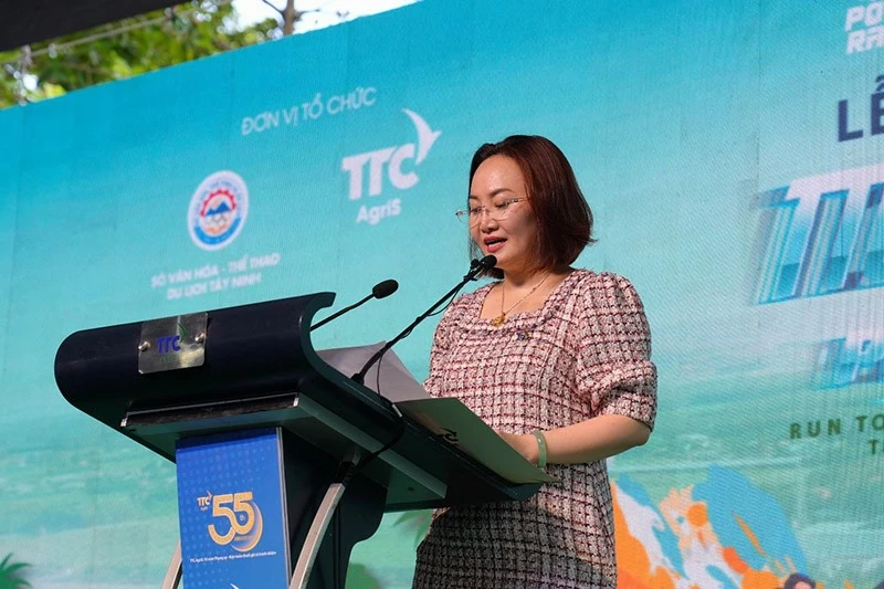 Bà Đặng Huỳnh Ức My – Chủ tịch HĐQT TTC AgriS phát biểu khai mạc Giải chạy TTC AgriS - Power Racing với tầm nhìn phát triển bền vững hướng tới sức khỏe cộng đồng và môi trường. Bà Đặng Huỳnh Ức My – Chủ tịch HĐQT TTC AgriS phát biểu khai mạc Giải chạy TTC AgriS - Power Racing với tầm nhìn phát triển bền vững hướng tới sức khỏe cộng đồng và môi trường.