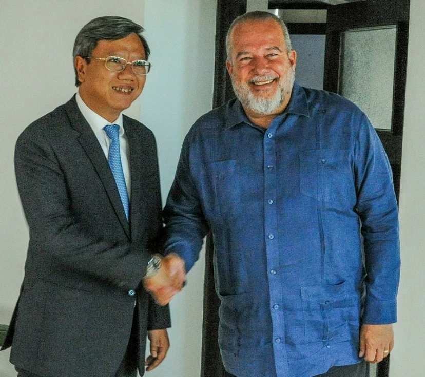 Đại sứ Lê Quang Long đến chào Thủ tướng Cuba Đại sứ Lê Quang Long đến chào Thủ tướng Cuba