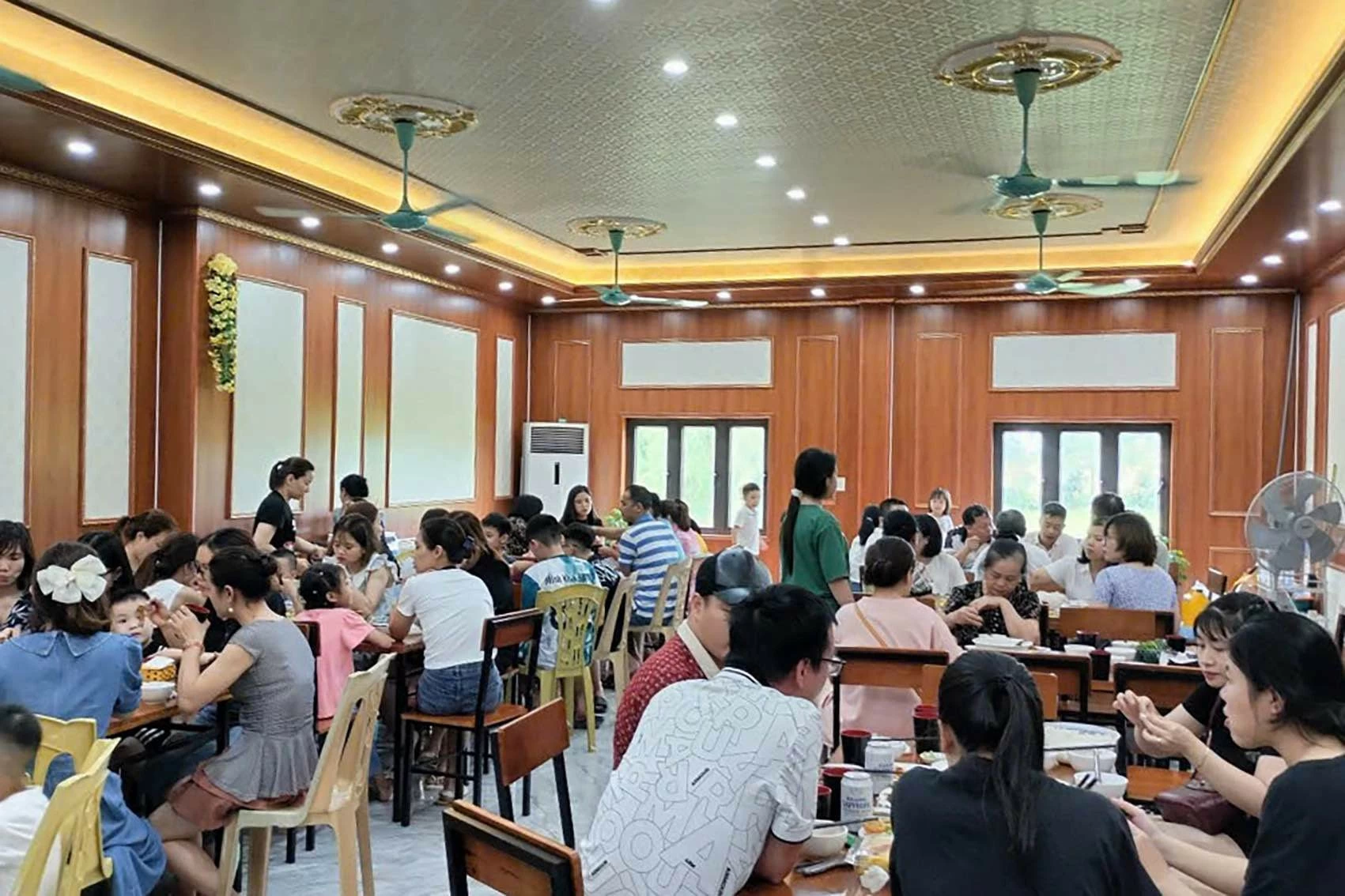 Nhiều người dân tới khách sạn của bà Loan để tránh bão. Đồ ăn, nước uống tại đây được phục vụ miễn phí. Ảnh: Nhân vật cung cấp Nhiều người dân tới khách sạn của bà Loan để tránh bão. Đồ ăn, nước uống tại đây được phục vụ miễn phí. Ảnh: Nhân vật cung cấp