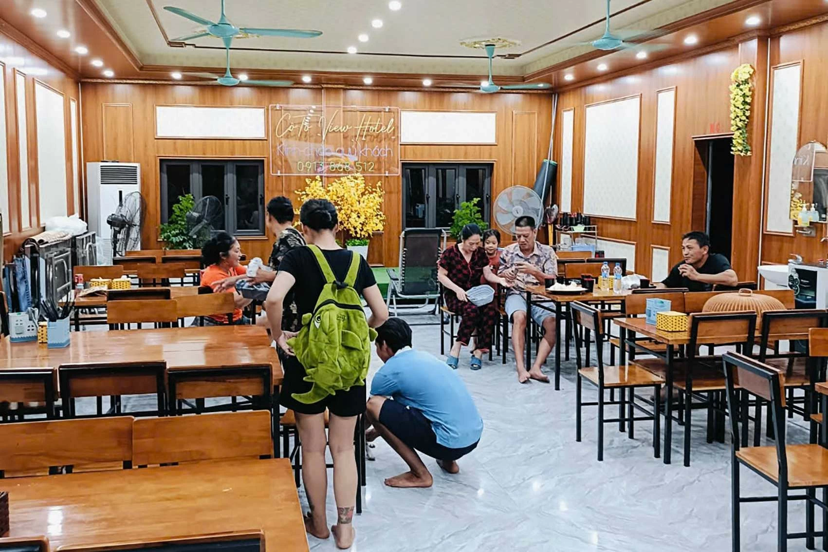 Sau khi đăng tải thông tin lên mạng xã hội, nhiều người dân ngay trong đêm 6/7 đã tới khách sạn của bà Loan để tránh trú bão. Ảnh: Nhân vật cung cấp Sau khi đăng tải thông tin lên mạng xã hội, nhiều người dân ngay trong đêm 6/7 đã tới khách sạn của bà Loan để tránh trú bão. Ảnh: Nhân vật cung cấp