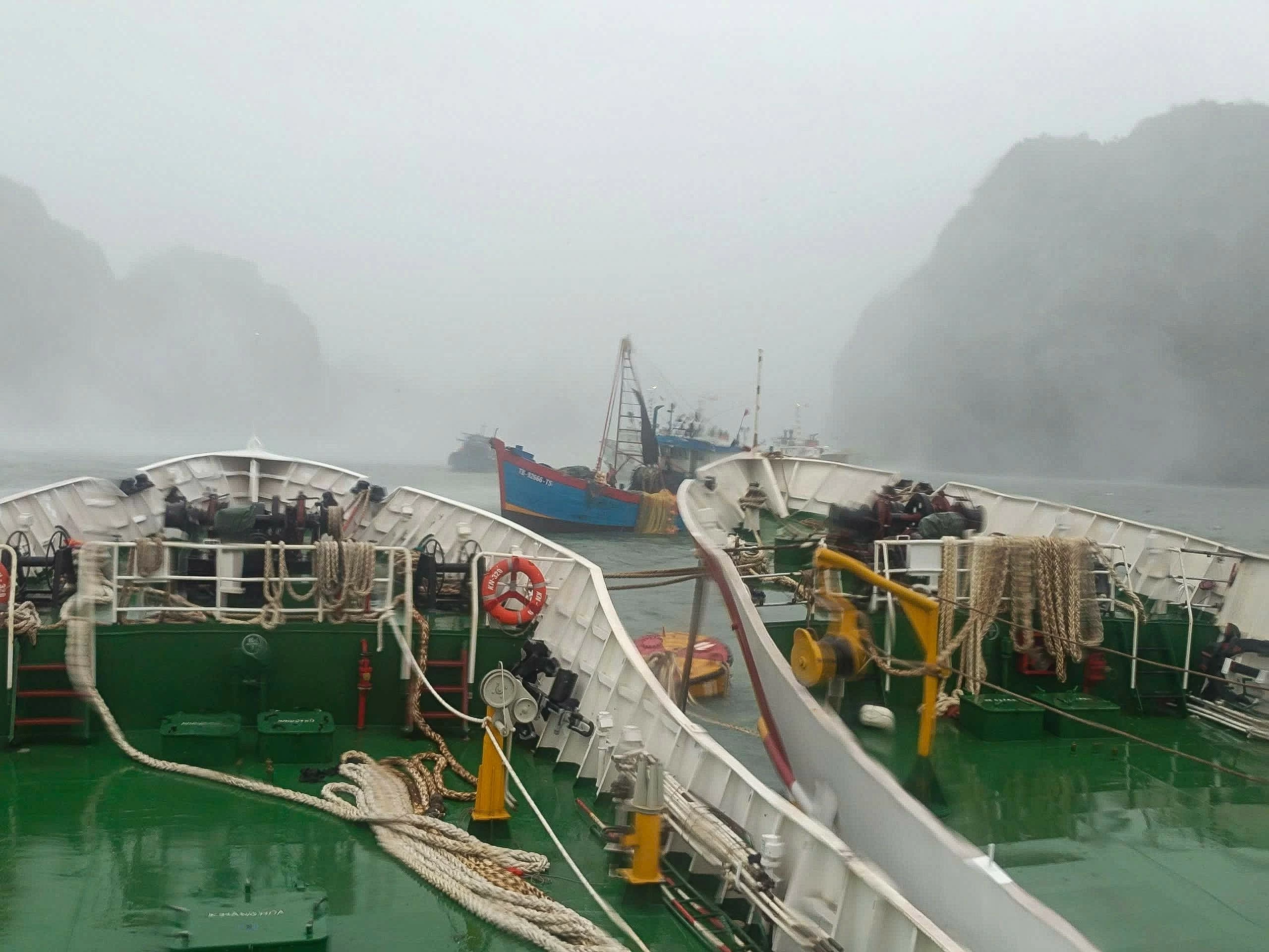 Hình ảnh các chiến sĩ hải quân kịp thời cứu giúp ngư dân trong cơn bão số 3 Hình ảnh các chiến sĩ hải quân kịp thời cứu giúp ngư dân trong cơn bão số 3