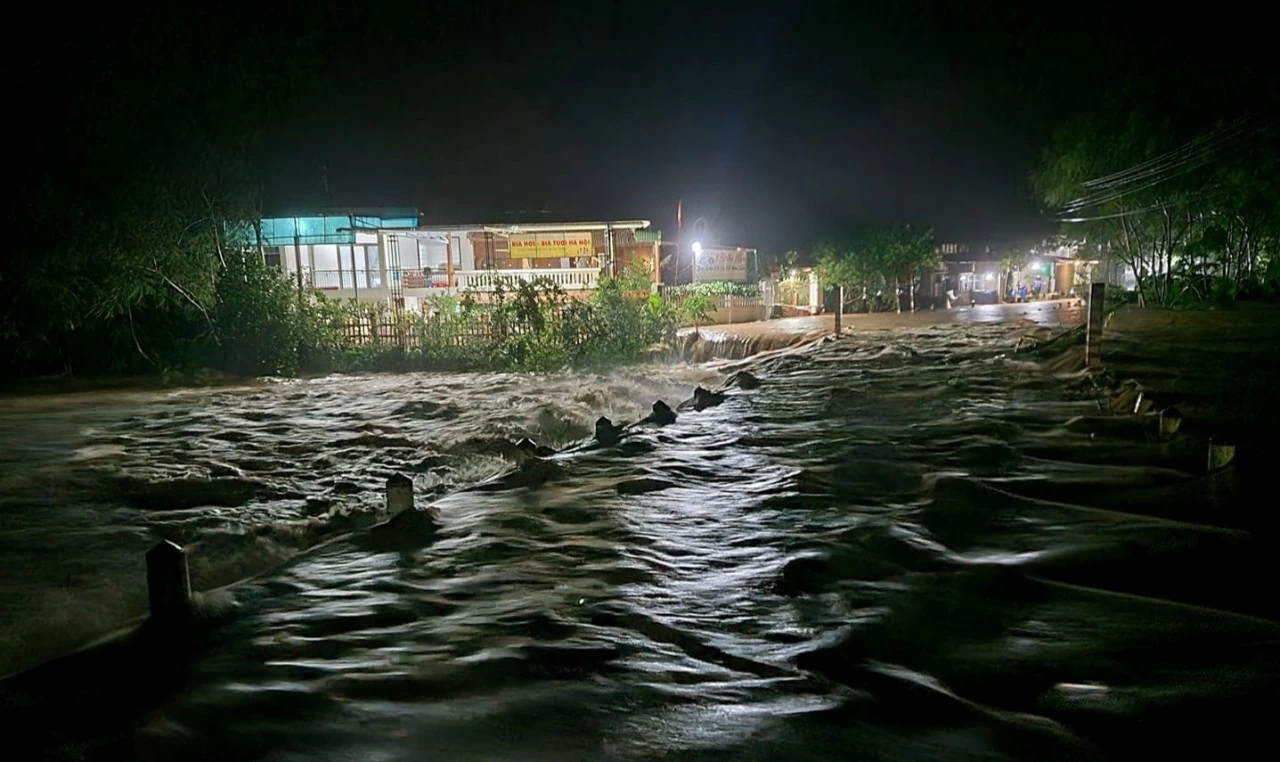 Nhiều ngầm tràn tại huyện Lạc Sơn bị ngập. (Nguồn: Vietnamnet) Nhiều ngầm tràn tại huyện Lạc Sơn bị ngập. (Nguồn: Vietnamnet)