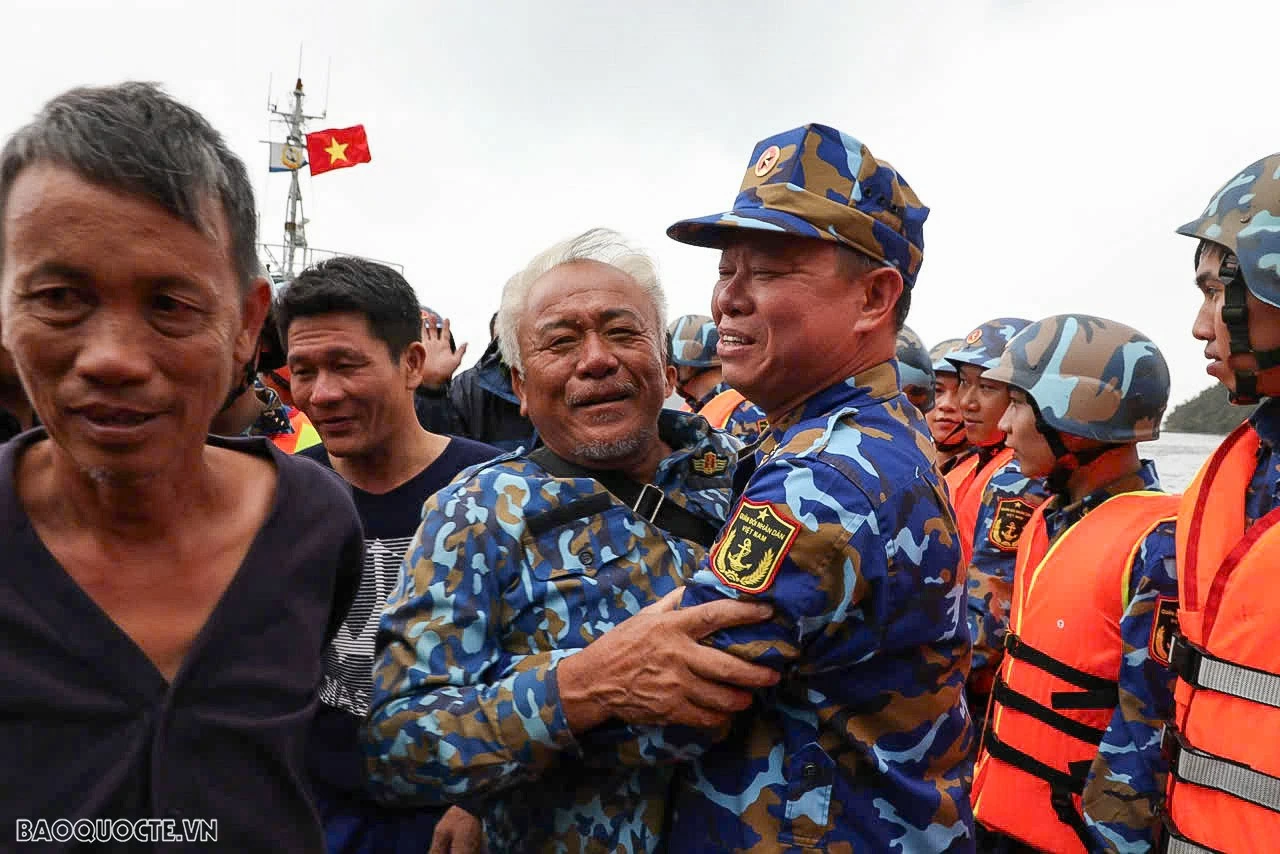 Lực lượng Hải quân hỗ trợ hàng chục ngư dân gặp bão về bờ an toàn Lực lượng Hải quân hỗ trợ hàng chục ngư dân gặp bão về bờ an toàn