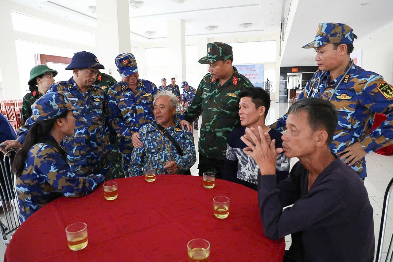 Lực lượng Hải quân hỗ trợ hàng chục ngư dân gặp bão về bờ an toàn Lực lượng Hải quân hỗ trợ hàng chục ngư dân gặp bão về bờ an toàn