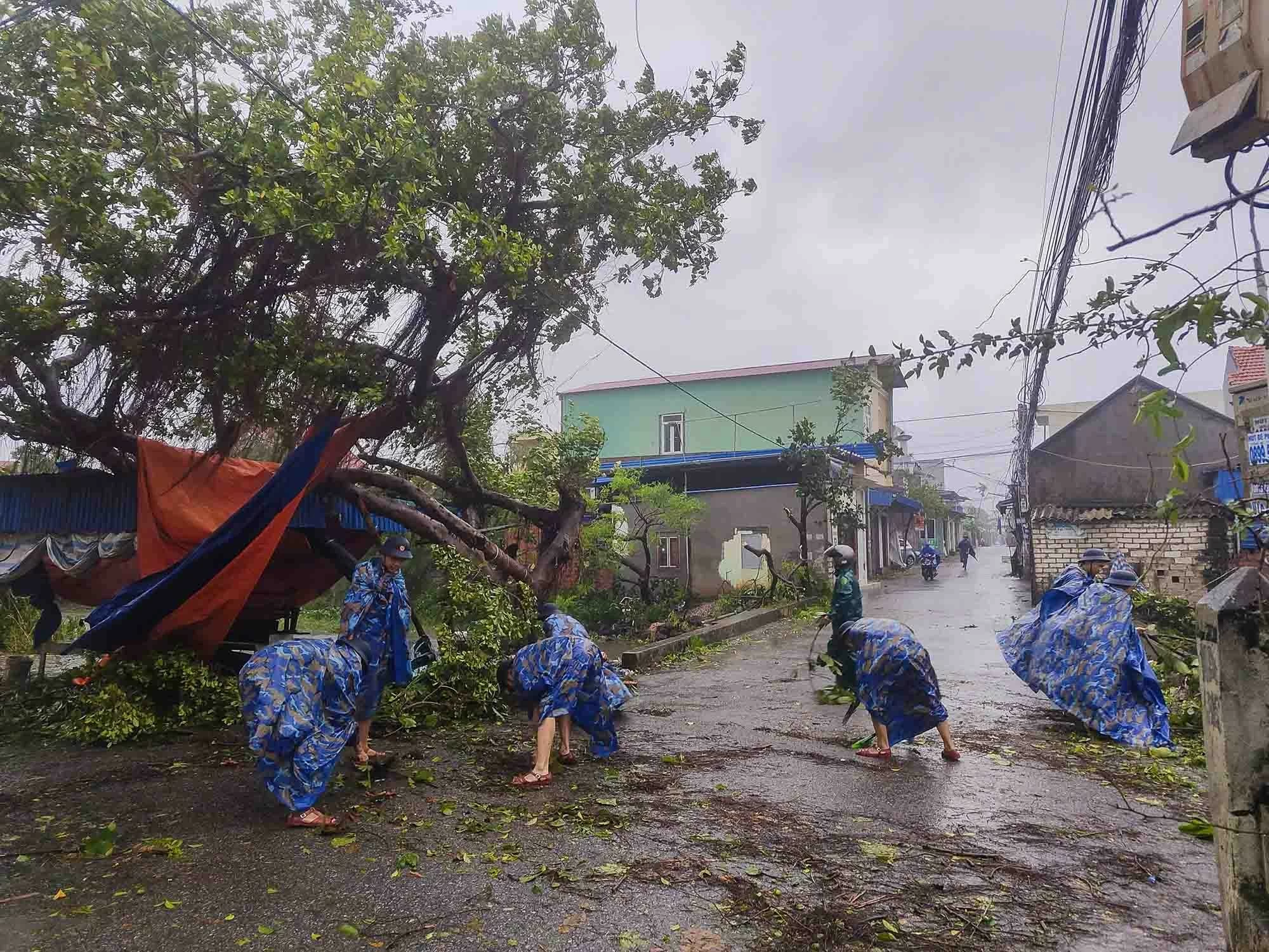 Lực lượng Hải quân hỗ trợ hàng chục ngư dân gặp bão về bờ an toàn Lực lượng Hải quân hỗ trợ hàng chục ngư dân gặp bão về bờ an toàn