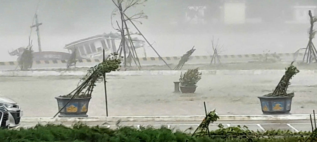 Lực lượng Hải quân hỗ trợ hàng chục ngư dân gặp bão về bờ an toàn Lực lượng Hải quân hỗ trợ hàng chục ngư dân gặp bão về bờ an toàn