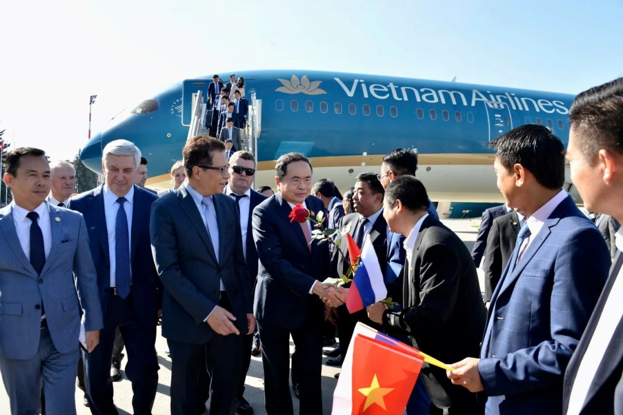 Chủ tịch Quốc hội Trần Thanh Mẫn đến Moscow, bắt đầu thăm chính thức Liên bang Nga Chủ tịch Quốc hội Trần Thanh Mẫn đến Moscow, bắt đầu thăm chính thức Liên bang Nga