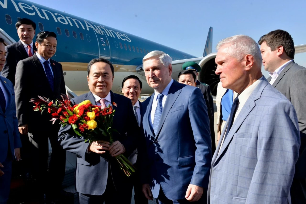 Chủ tịch Quốc hội Trần Thanh Mẫn đến Moscow, bắt đầu thăm chính thức Liên bang Nga Chủ tịch Quốc hội Trần Thanh Mẫn đến Moscow, bắt đầu thăm chính thức Liên bang Nga