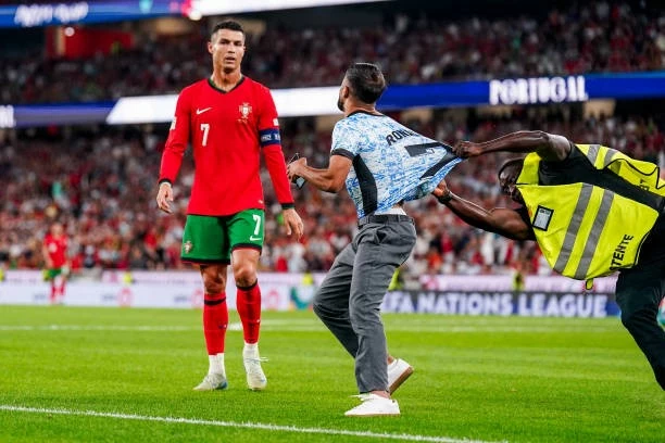 Thêm 1 CĐV quá khích ‘phá vòng vây’ vì Ronaldo Thêm 1 CĐV quá khích ‘phá vòng vây’ vì Ronaldo