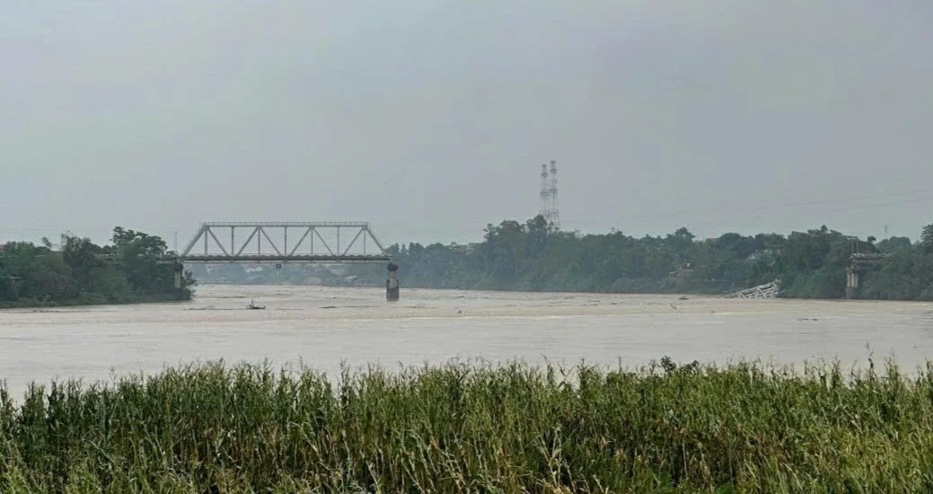 Phó Thủ tướng Hồ Đức Phớc: Khẩn trương tìm kiếm, cứu nạn vụ sập cầu Phong Châu Phó Thủ tướng Hồ Đức Phớc: Khẩn trương tìm kiếm, cứu nạn vụ sập cầu Phong Châu