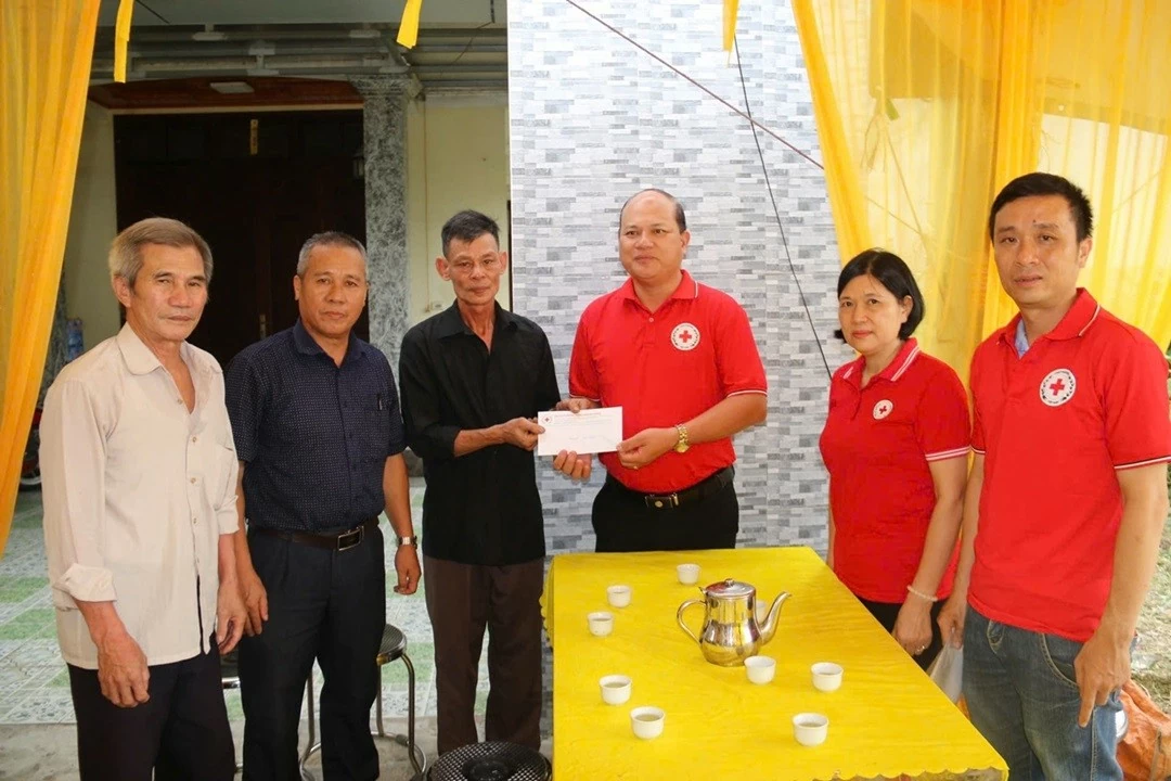 Cứu trợ khẩn cấp các gia đình bị thiệt hại do bão số 3 tại Quảng Ninh và Hải Phòng Cứu trợ khẩn cấp các gia đình bị thiệt hại do bão số 3 tại Quảng Ninh và Hải Phòng