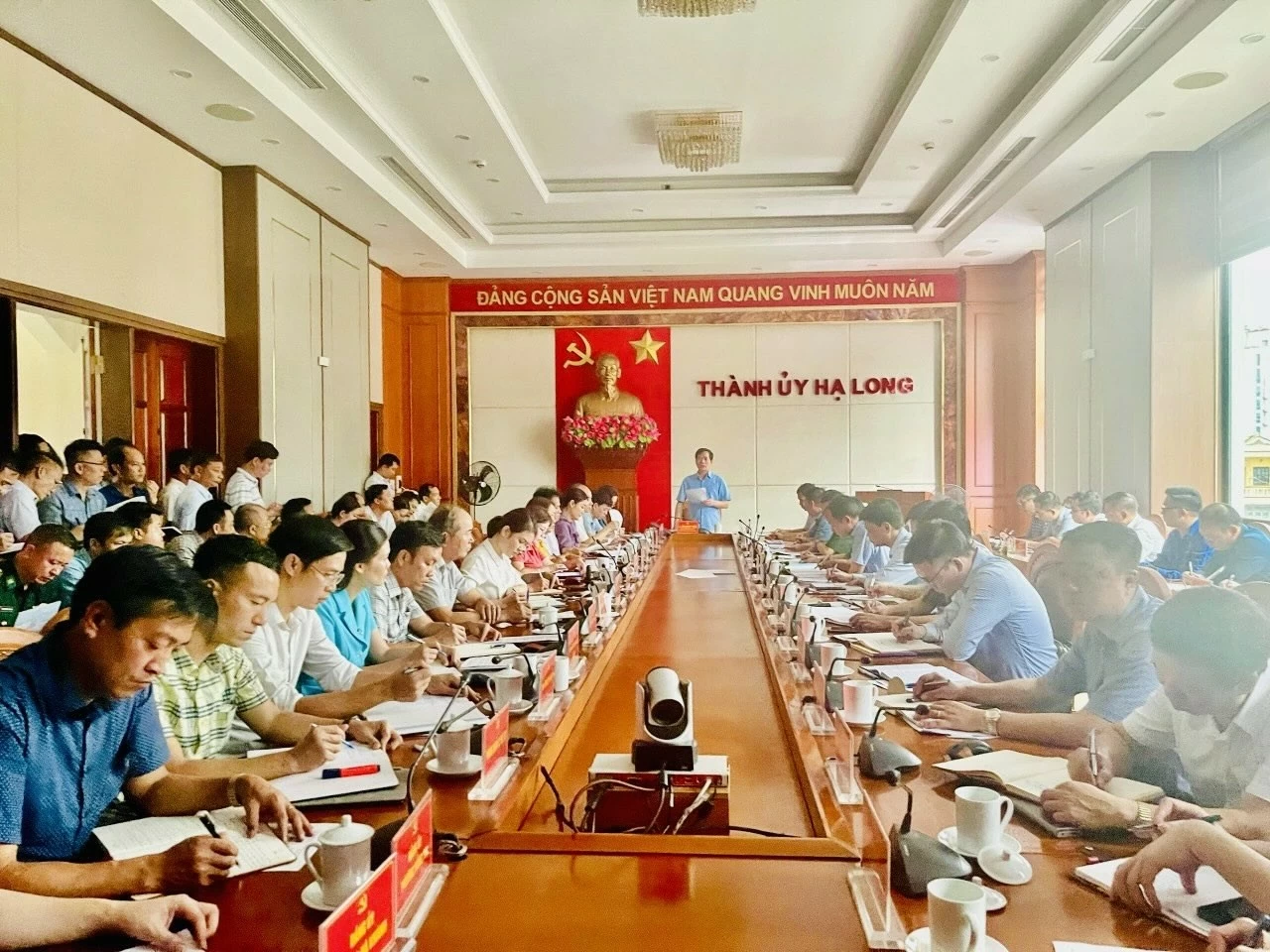 Chiến dịch cao điểm khắc phục hậu quả bão số 3: Mỗi người dân Hạ Long là một chiến sĩ Chiến dịch cao điểm khắc phục hậu quả bão số 3: Mỗi người dân Hạ Long là một chiến sĩ