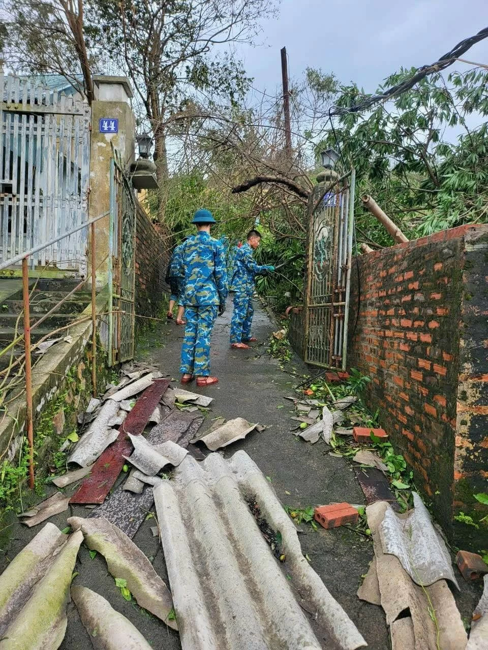 Chiến dịch cao điểm khắc phục hậu quả bão số 3: Mỗi người dân Hạ Long là một chiến sĩ Chiến dịch cao điểm khắc phục hậu quả bão số 3: Mỗi người dân Hạ Long là một chiến sĩ