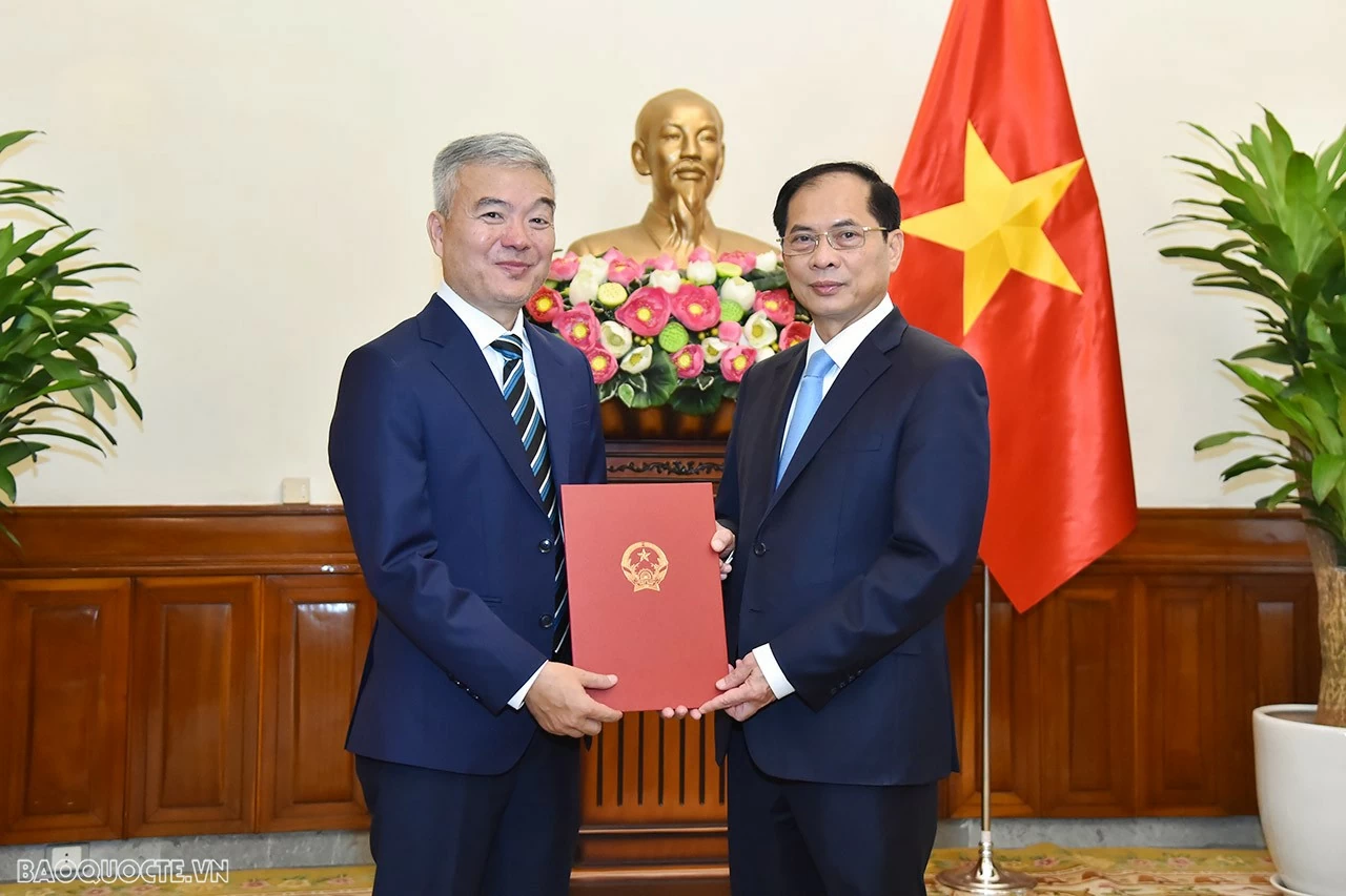 Dưới sự chứng kiến của thủ trưởng các đơn vị trong Bộ, Phó Thủ tướng, Bộ trưởng Ngoại giao Bùi Thanh Sơn đã trao Quyết định bổ nhiệm ông Nguyễn Thanh Tùng, Cục trưởng Cục Cơ yếu-Công nghệ thông tin, giữ chức Tổng Lãnh sự Việt Nam tại Sydney (Australia), thay ông Nguyễn Đăng Thắng, Tổng Lãnh sự hết nhiệm kỳ. Dưới sự chứng kiến của thủ trưởng các đơn vị trong Bộ, Phó Thủ tướng, Bộ trưởng Ngoại giao Bùi Thanh Sơn đã trao Quyết định bổ nhiệm ông Nguyễn Thanh Tùng, Cục trưởng Cục Cơ yếu-Công nghệ thông tin, giữ chức Tổng Lãnh sự Việt Nam tại Sydney (Australia), thay ông Nguyễn Đăng Thắng, Tổng Lãnh sự hết nhiệm kỳ.