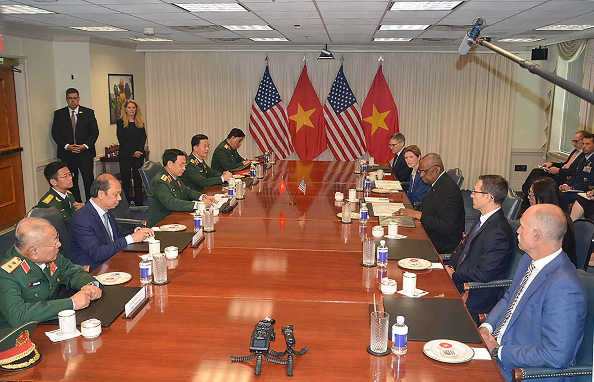 Bộ trưởng Quốc phòng Phan Văn Giang hội đàm với Bộ trưởng Bộ Quốc phòng Hoa Kỳ Lloyd Austin Bộ trưởng Quốc phòng Phan Văn Giang hội đàm với Bộ trưởng Bộ Quốc phòng Hoa Kỳ Lloyd Austin