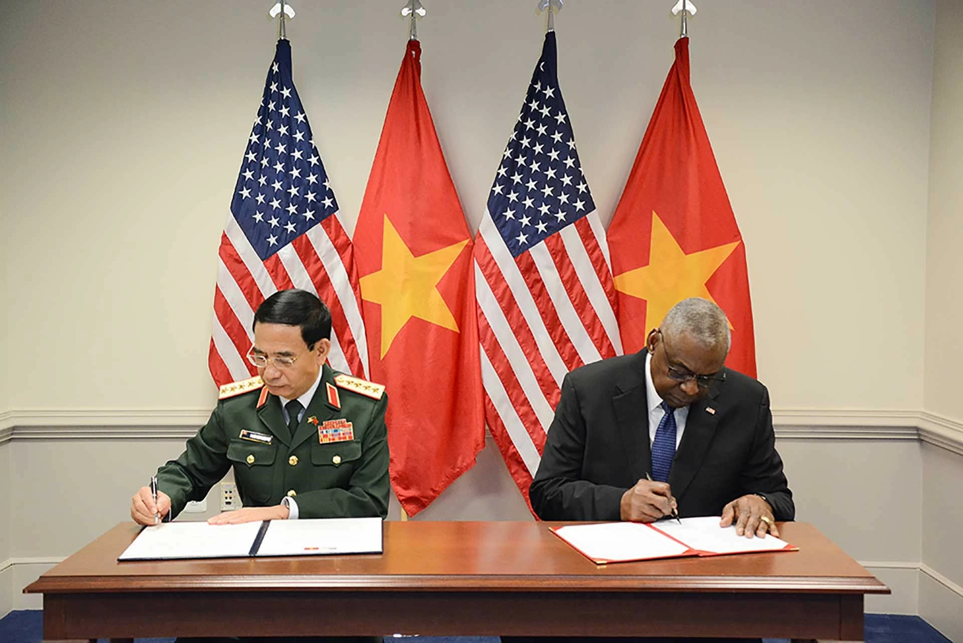 Bộ trưởng Quốc phòng Phan Văn Giang hội đàm với Bộ trưởng Bộ Quốc phòng Hoa Kỳ Lloyd Austin Bộ trưởng Quốc phòng Phan Văn Giang hội đàm với Bộ trưởng Bộ Quốc phòng Hoa Kỳ Lloyd Austin