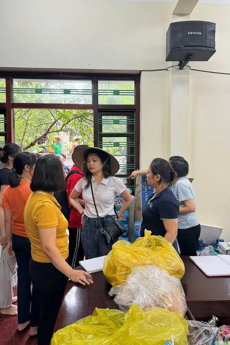 Hình ảnh các nghệ sĩ miền Bắc vượt lũ