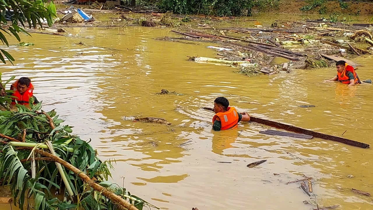 Cán bộ chiến sĩ Quân khu 2 tích cực tìm kiếm những người mất tích trong trận lũ kinh hoàng ở Bảo Yên, Lào Cai Cán bộ chiến sĩ Quân khu 2 tích cực tìm kiếm những người mất tích trong trận lũ kinh hoàng ở Bảo Yên, Lào Cai