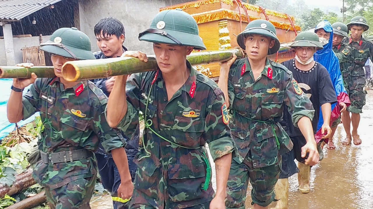 Cán bộ chiến sĩ Quân khu 2 tích cực tìm kiếm những người mất tích trong trận lũ kinh hoàng ở Bảo Yên, Lào Cai Cán bộ chiến sĩ Quân khu 2 tích cực tìm kiếm những người mất tích trong trận lũ kinh hoàng ở Bảo Yên, Lào Cai