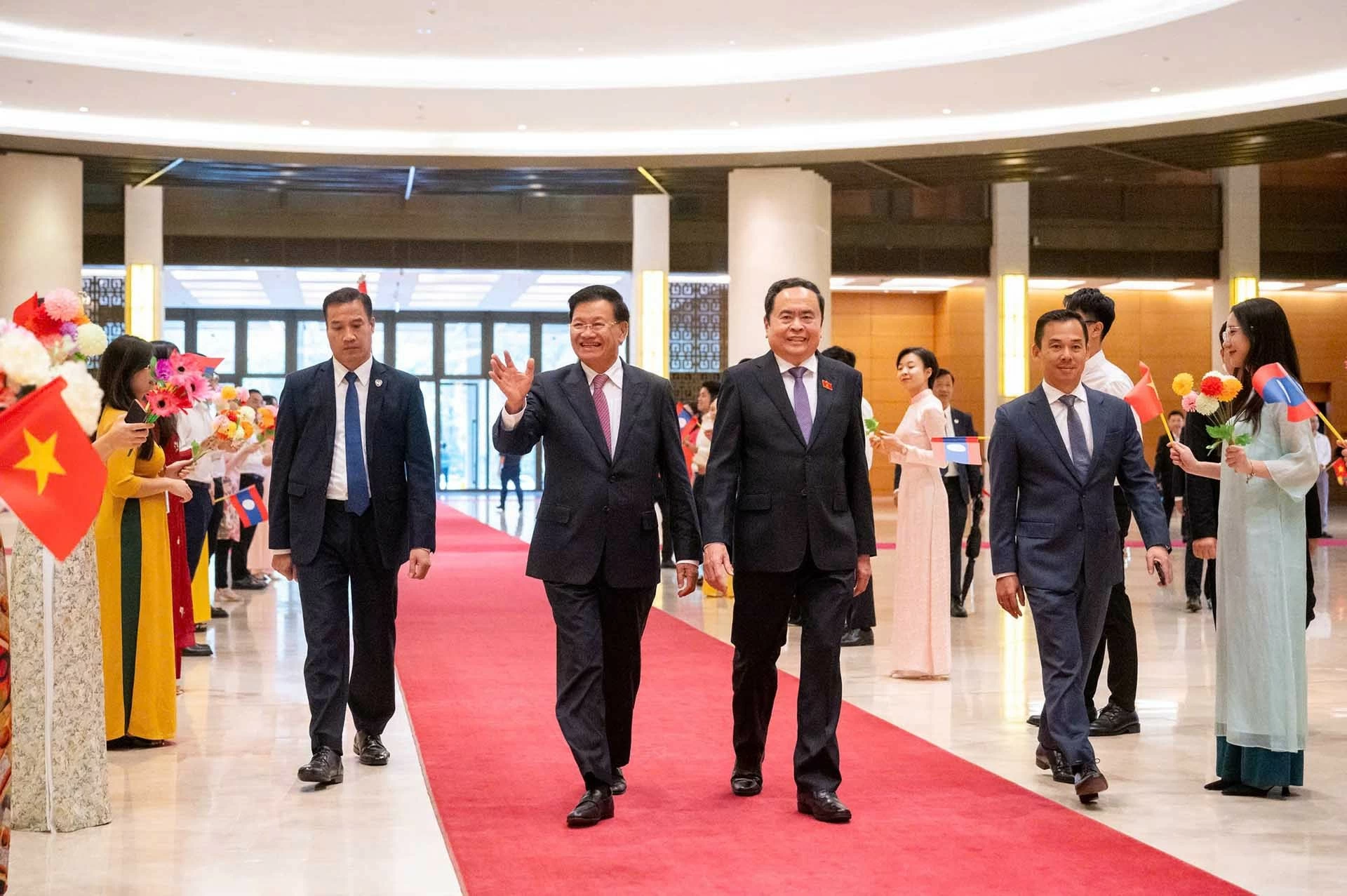 Chủ tịch Quốc hội Trần Thanh Mẫn đón Tổng Bí thư, Chủ tịch nước Lào Thongloun Sisoulith. (Nguồn: quochoi.vn) Chủ tịch Quốc hội Trần Thanh Mẫn đón Tổng Bí thư, Chủ tịch nước Lào Thongloun Sisoulith. (Nguồn: quochoi.vn)