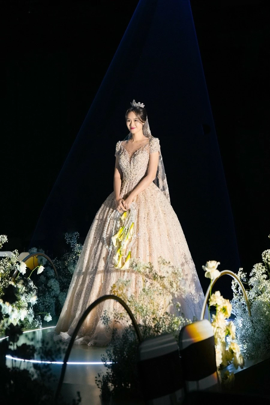 đầm cưới vợ diễn viên Anh Đức đầm cưới vợ diễn viên Anh Đức