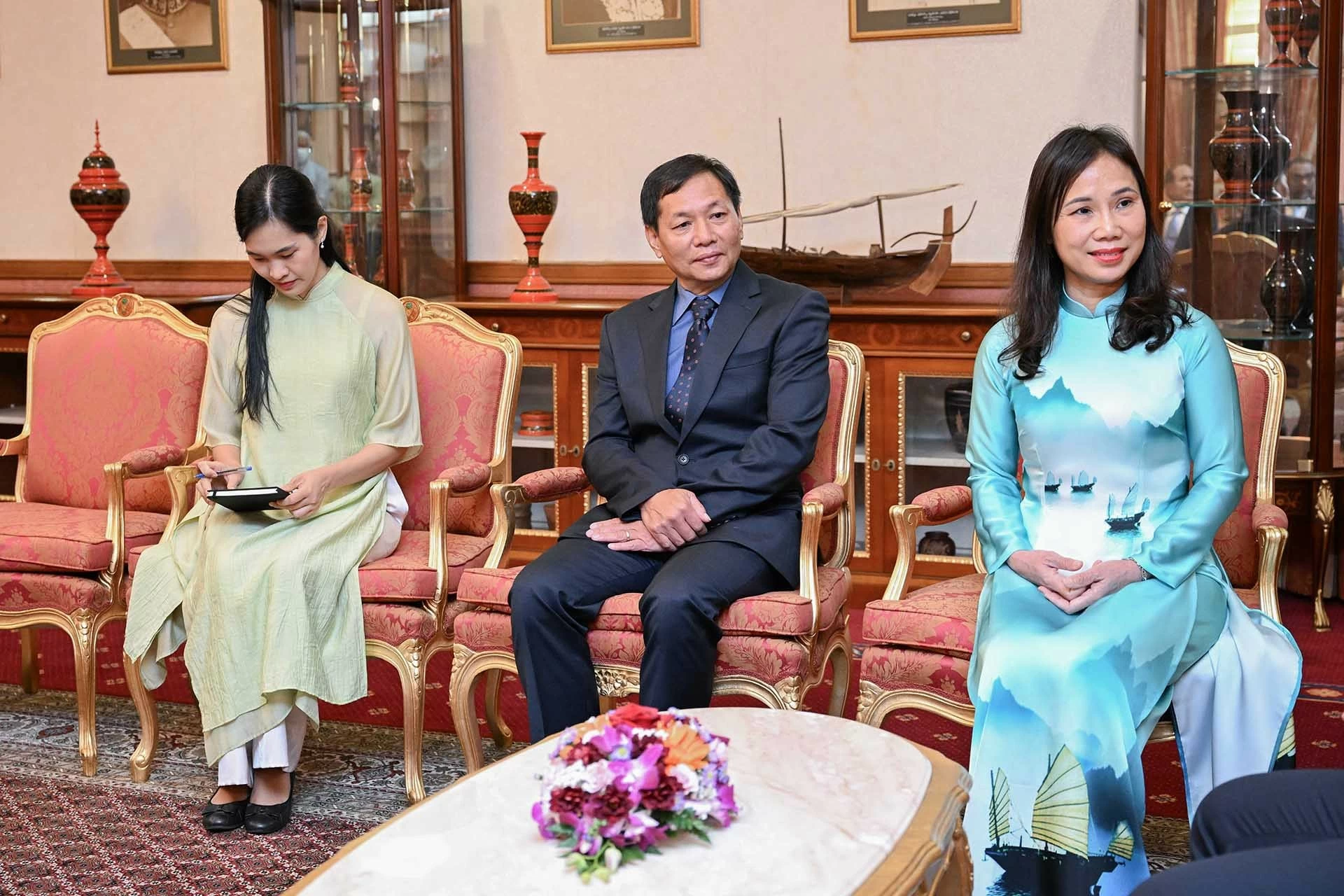 Quang cảnh tại buổi tiếp sau lễ trình Thư ủy nhiệm. Quang cảnh tại buổi tiếp sau lễ trình Thư ủy nhiệm.