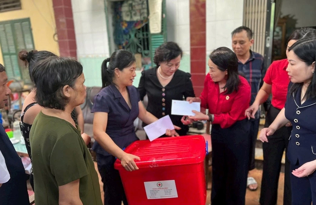 Hỗ trợ khẩn cấp tiền và hàng giúp nạn nhân cơn bão số 3 Hỗ trợ khẩn cấp tiền và hàng giúp nạn nhân cơn bão số 3