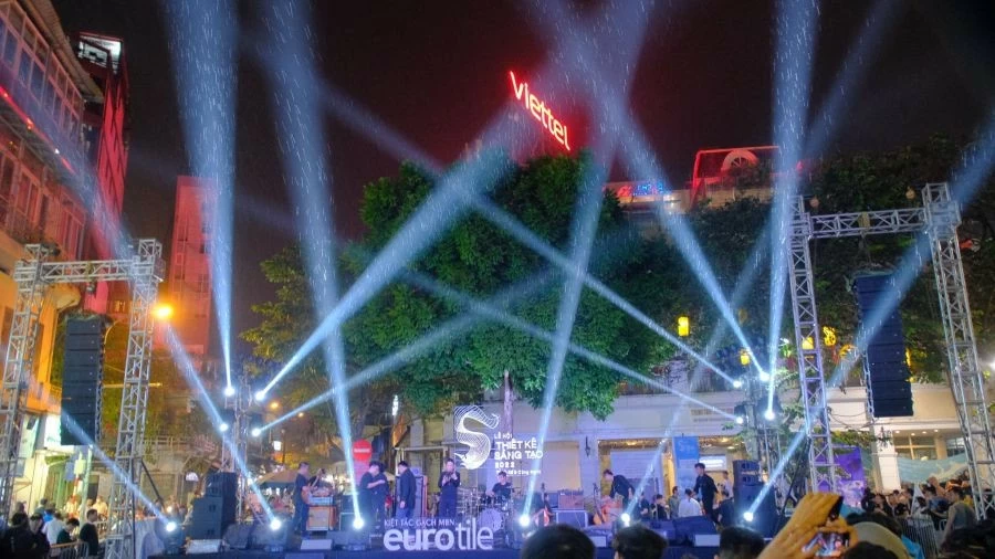 Hoàn Kiếm là quận đi đầu trong việc phát triển kinh tế đêm thông qua các sản phẩm du lịch. (Ảnh: Anh Tuấn) Hoàn Kiếm là quận đi đầu trong việc phát triển kinh tế đêm thông qua các sản phẩm du lịch. (Ảnh: Anh Tuấn)