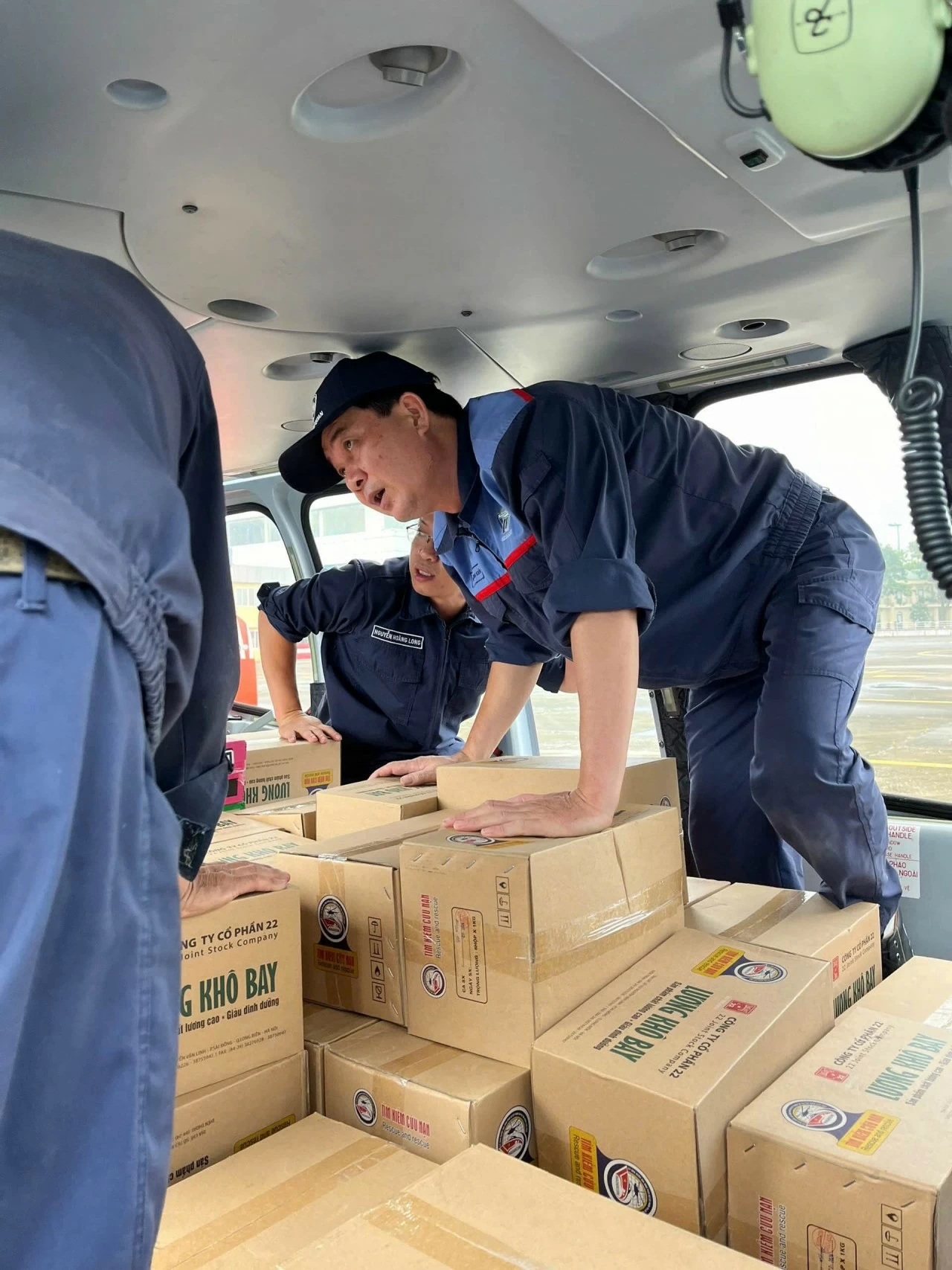 Mưa lũ miền Bắc: Trực thăng Bộ Quốc phòng vận chuyển nhu yếu phẩm cho bà con Cao Bằng Máy bay của Binh đoàn 18/BQP đã vận chuyển hàng cứu trợ, thực ph Mưa lũ miền Bắc: Trực thăng Bộ Quốc phòng vận chuyển nhu yếu phẩm cho bà con Cao Bằng Máy bay của Binh đoàn 18/BQP đã vận chuyển hàng cứu trợ, thực ph