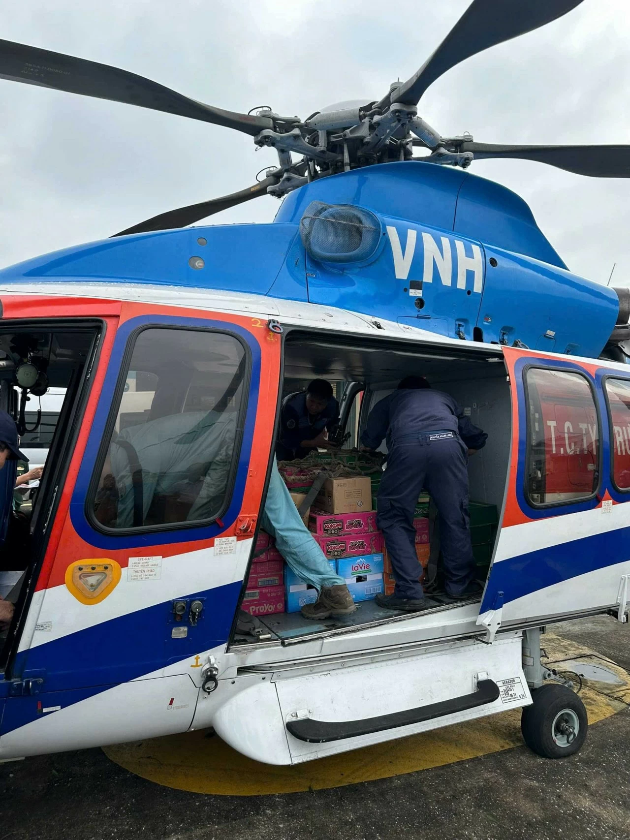 Mưa lũ miền Bắc: Trực thăng Bộ Quốc phòng vận chuyển nhu yếu phẩm cho bà con Cao Bằng Máy bay của Binh đoàn 18/BQP đã vận chuyển hàng cứu trợ, thực ph Mưa lũ miền Bắc: Trực thăng Bộ Quốc phòng vận chuyển nhu yếu phẩm cho bà con Cao Bằng Máy bay của Binh đoàn 18/BQP đã vận chuyển hàng cứu trợ, thực ph