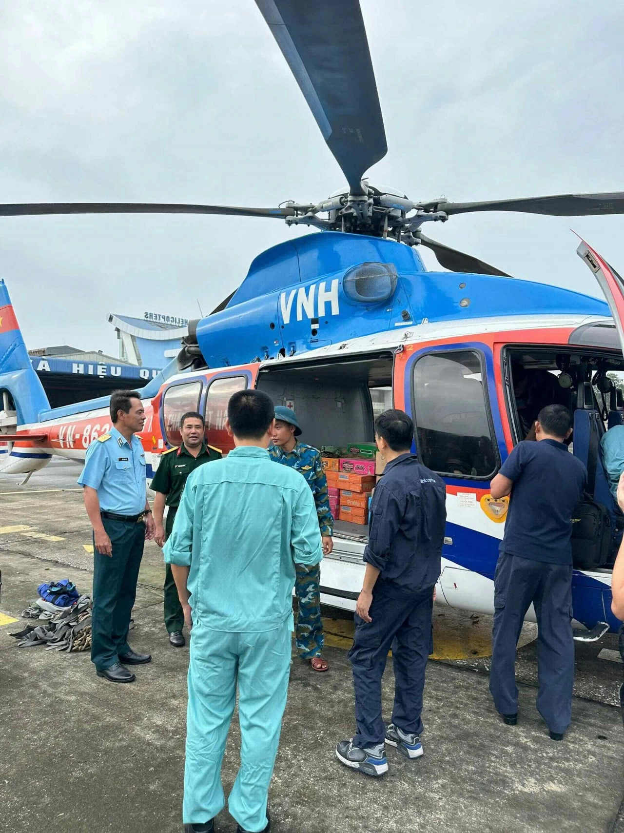 Mưa lũ miền Bắc: Trực thăng Bộ Quốc phòng vận chuyển nhu yếu phẩm cho bà con Cao Bằng Máy bay của Binh đoàn 18/BQP đã vận chuyển hàng cứu trợ, thực ph Mưa lũ miền Bắc: Trực thăng Bộ Quốc phòng vận chuyển nhu yếu phẩm cho bà con Cao Bằng Máy bay của Binh đoàn 18/BQP đã vận chuyển hàng cứu trợ, thực ph