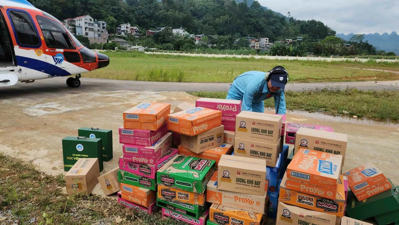 Mưa lũ miền Bắc: Trực thăng Bộ Quốc phòng vận chuyển nhu yếu phẩm cho bà con Cao Bằng Máy bay của Binh đoàn 18/BQP đã vận chuyển hàng cứu trợ, thực ph Mưa lũ miền Bắc: Trực thăng Bộ Quốc phòng vận chuyển nhu yếu phẩm cho bà con Cao Bằng Máy bay của Binh đoàn 18/BQP đã vận chuyển hàng cứu trợ, thực ph