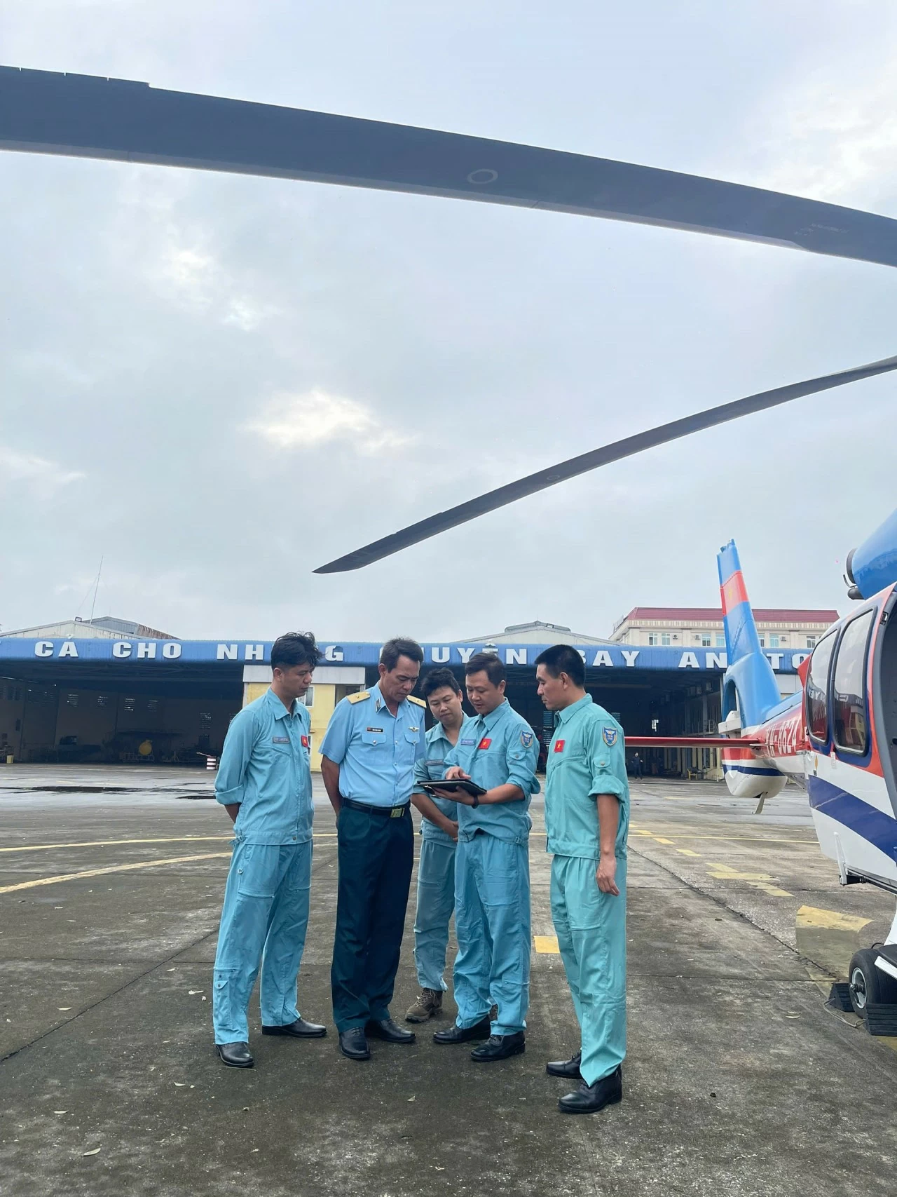 Mưa lũ miền Bắc: Trực thăng Bộ Quốc phòng vận chuyển nhu yếu phẩm cho bà con Cao Bằng Máy bay của Binh đoàn 18/BQP đã vận chuyển hàng cứu trợ, thực ph Mưa lũ miền Bắc: Trực thăng Bộ Quốc phòng vận chuyển nhu yếu phẩm cho bà con Cao Bằng Máy bay của Binh đoàn 18/BQP đã vận chuyển hàng cứu trợ, thực ph