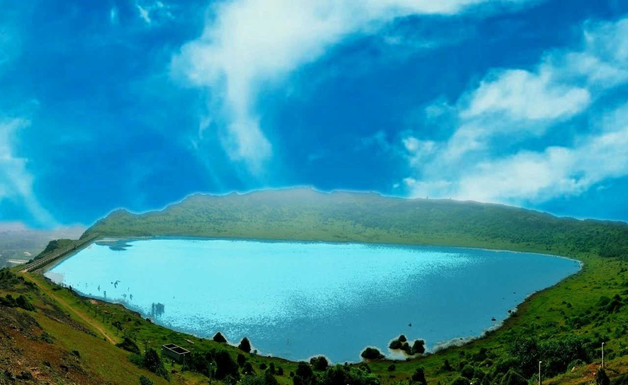 Du lịch Quảng Ngãi: Độc đáo hồ trữ nước trên miệng núi lửa lớn nhất tại đảo Lý Sơn Du lịch Quảng Ngãi: Độc đáo hồ trữ nước trên miệng núi lửa lớn nhất tại đảo Lý Sơn