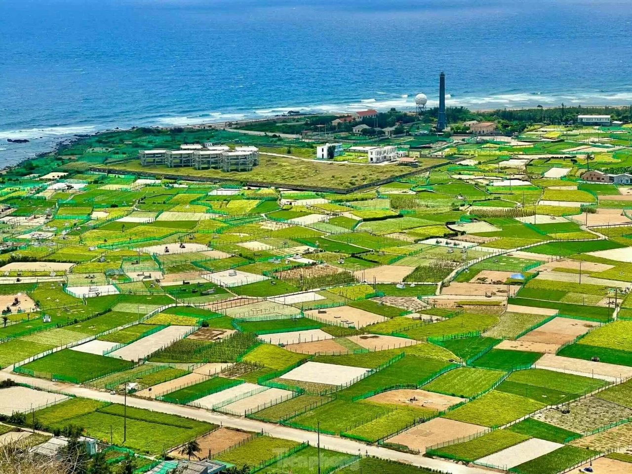 Du lịch Quảng Ngãi: Độc đáo hồ trữ nước trên miệng núi lửa lớn nhất tại đảo Lý Sơn Du lịch Quảng Ngãi: Độc đáo hồ trữ nước trên miệng núi lửa lớn nhất tại đảo Lý Sơn