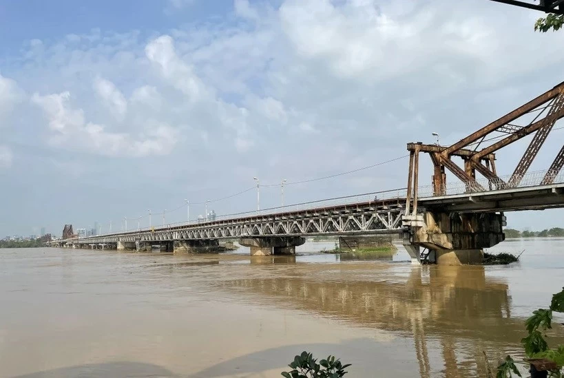 Nước sông Hồng, sông Đuống rút đến mức an toàn, tàu qua cầu Long Biên có thể hoạt động trở lại Nước sông Hồng, sông Đuống rút đến mức an toàn, tàu qua cầu Long Biên có thể hoạt động trở lại