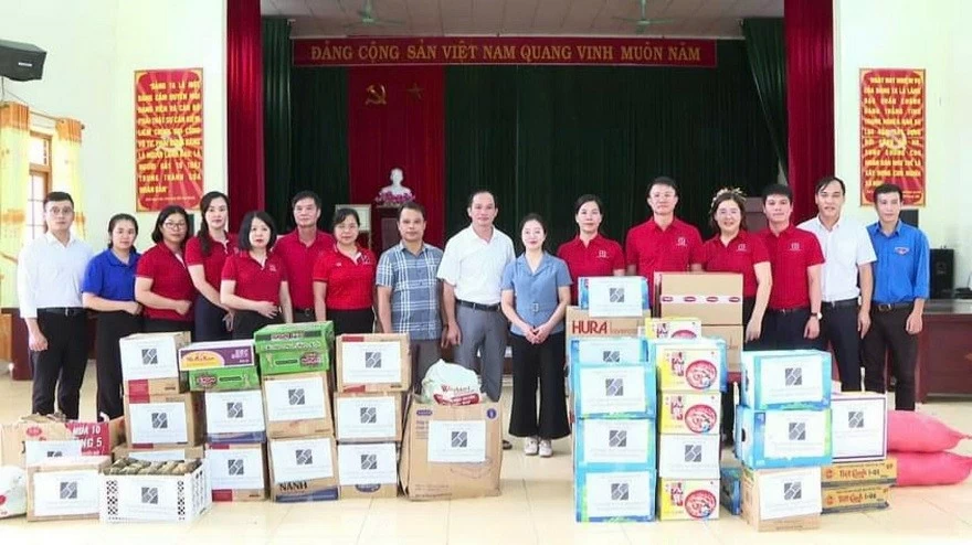 Cán bộ, người lao động Agribank ủng hộ 01 ngày lương khắc phục hậu quả bão số 3 Cán bộ, người lao động Agribank ủng hộ 01 ngày lương khắc phục hậu quả bão số 3