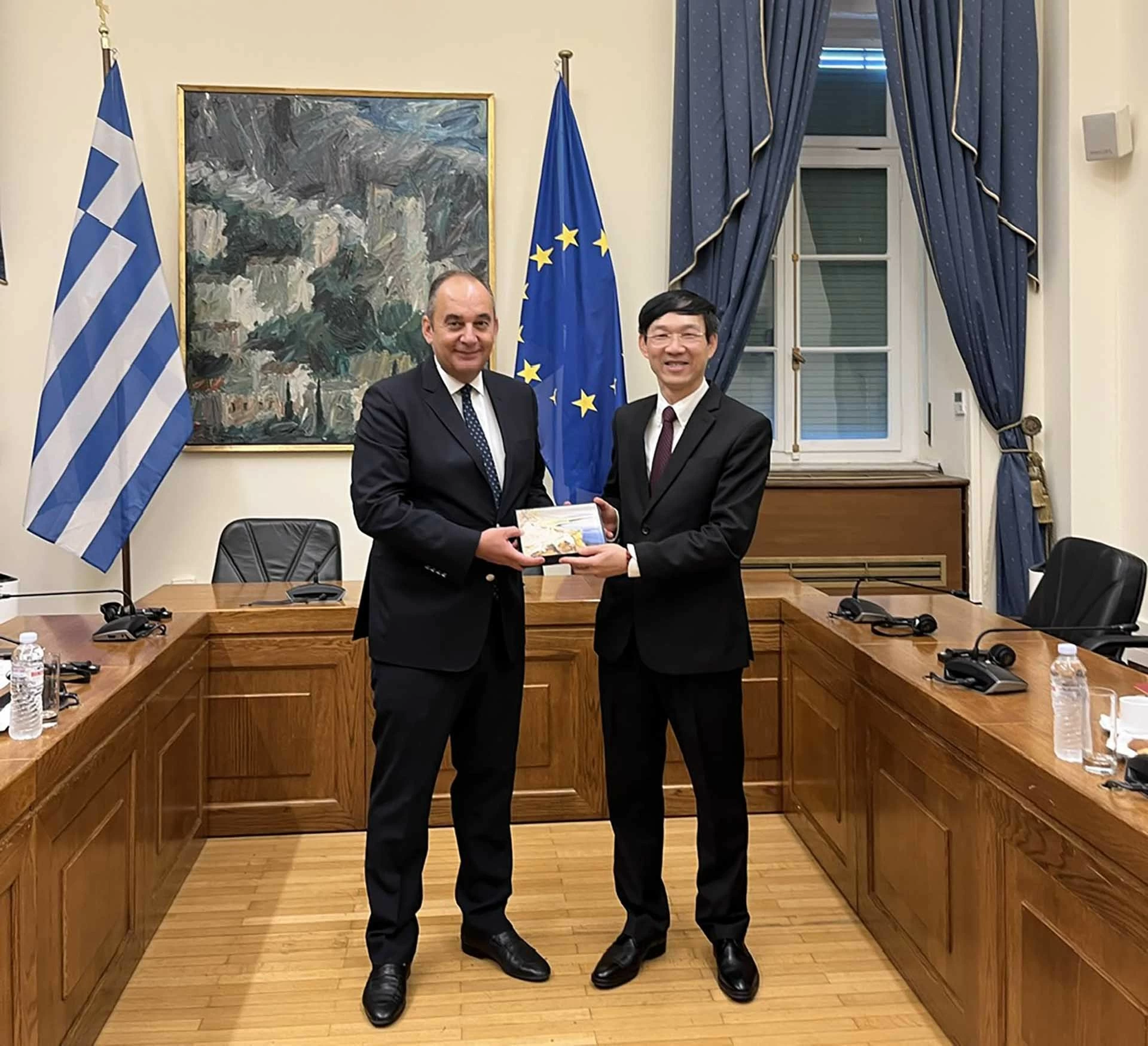 Phó Chủ tịch Thứ nhất Quốc hội Hy Lạp Ioannis Iosif Plakiotakis và Đại sứ Lê Hồng Trường. Phó Chủ tịch Thứ nhất Quốc hội Hy Lạp Ioannis Iosif Plakiotakis và Đại sứ Lê Hồng Trường.