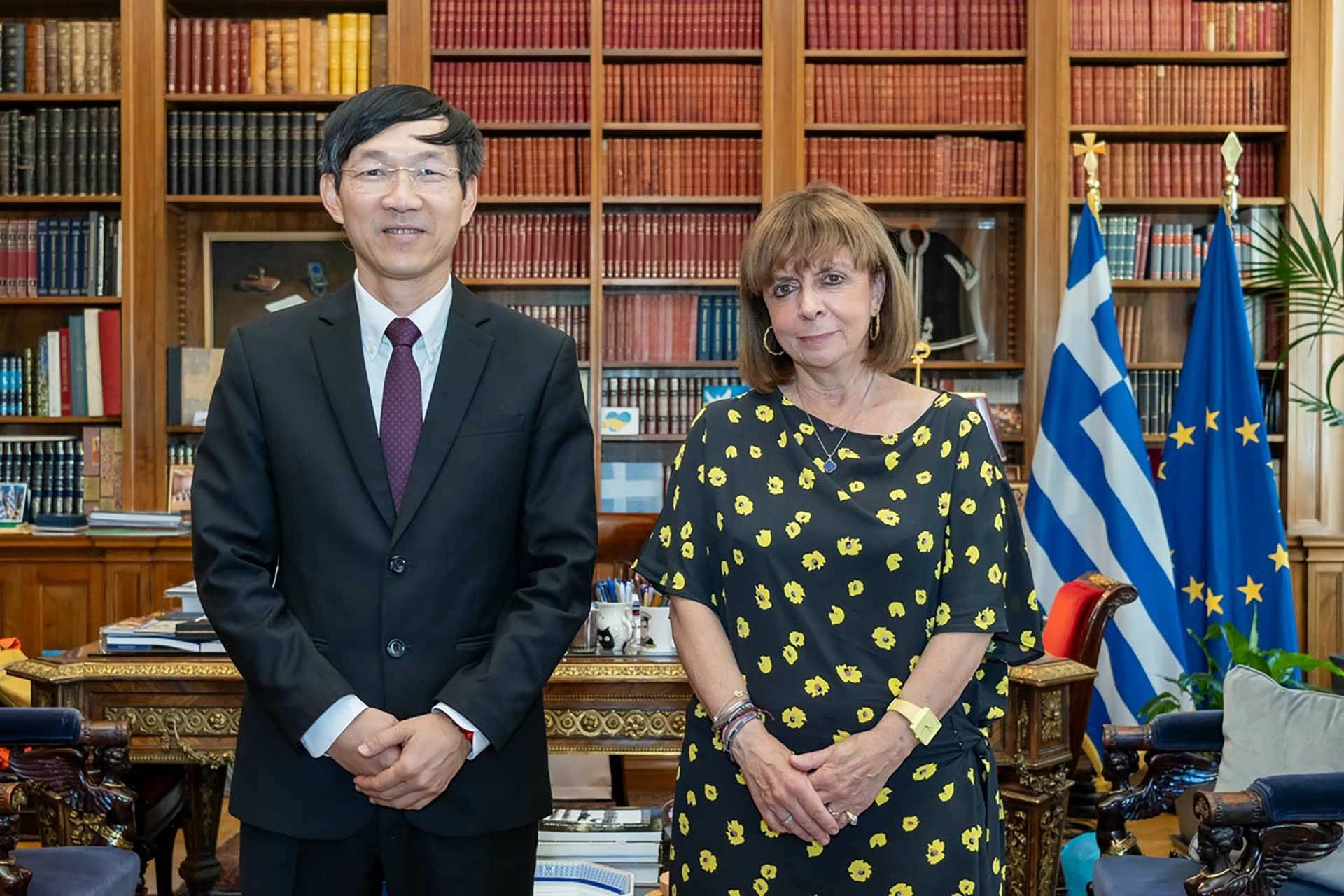 Tổng thống Hy Lạp Katerina Sakellaropoulou và Đại sứ Lê Hồng Trường Tổng thống Hy Lạp Katerina Sakellaropoulou và Đại sứ Lê Hồng Trường