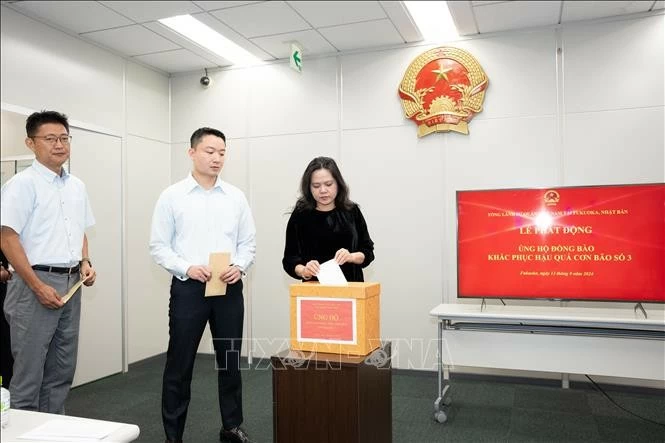 Cán bộ, nhân viên Tổng Lãnh sự quán Việt Nam tại Fukuoka (Nhật Bản) quyên góp ủng hộ đồng bào. 
