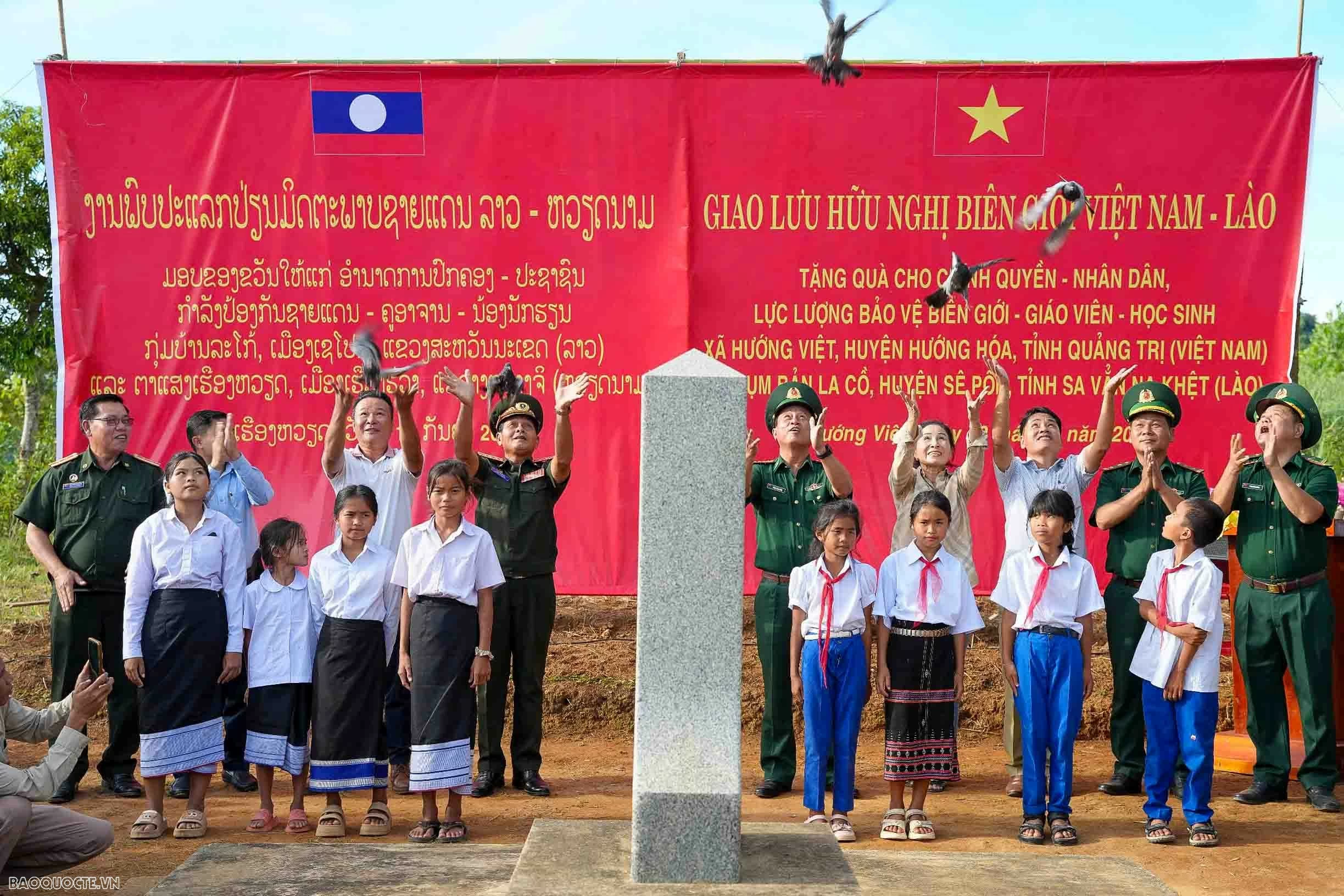 Trung thu sớm cho trẻ em biên giới Việt Nam-Lào Trung thu sớm cho trẻ em biên giới Việt Nam Lào