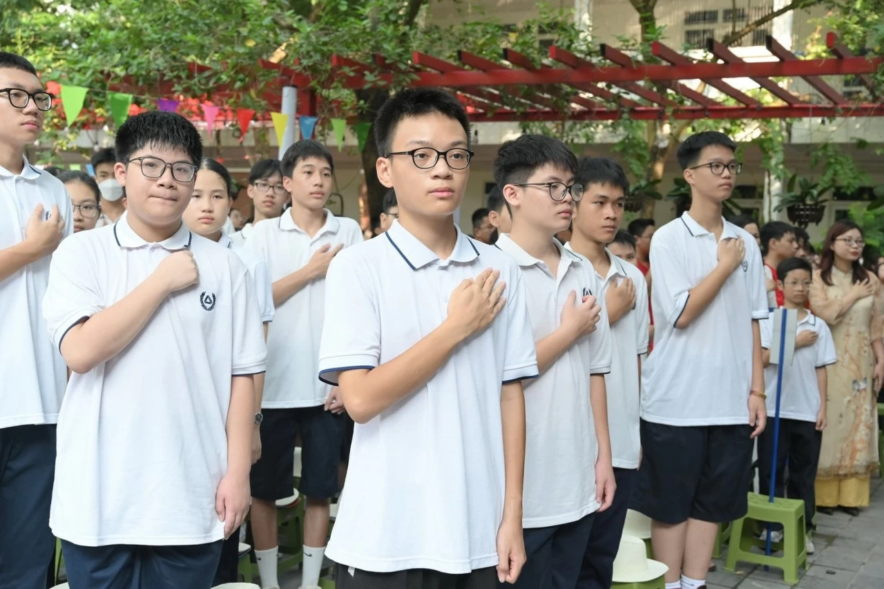 Trường học Hà Nội góp tiền tỷ ủng hộ người dân bị thiệt hại do bão lũ Trường học Hà Nội góp tiền tỷ ủng hộ người dân bị thiệt hại do bão lũ