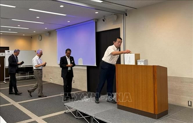 Đại diện các doanh nghiệp Nhật Bản đóng góp ủng hộ người dân Việt Nam bị thiệt hại do cơn bão số 3. Ảnh: Tuyến Giao/PV TTXVN tại Nhật Bản Đại diện các doanh nghiệp Nhật Bản đóng góp ủng hộ người dân Việt Nam bị thiệt hại do cơn bão số 3. Ảnh: Tuyến Giao/PV TTXVN tại Nhật Bản