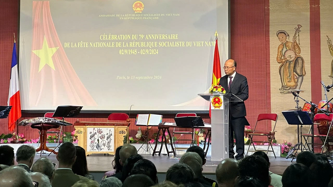 Đại sứ Việt Nam tại Pháp Đinh Toàn Thắng phát biểu tại Lễ kỷ niệm 79 năm Cách mạng tháng Tám và Quốc khánh 2/9 tại Pháp Đại sứ Việt Nam tại Pháp Đinh Toàn Thắng phát biểu tại Lễ kỷ niệm 79 năm Cách mạng tháng Tám và Quốc khánh 2/9 tại Pháp