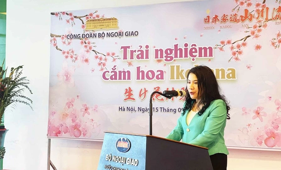 Đoàn viên Công đoàn Bộ Ngoại giao thích thú trải nghiệm cắm hoa Ikebana Sansenryu Đoàn viên Công đoàn Bộ Ngoại giao thích thú trải nghiệm cắm hoa Ikebana Sansenryu
