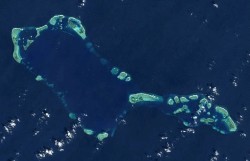 Tàu Philippines vừa rút khỏi bãi cạn tranh chấp, Trung Quốc tuyên bố có 