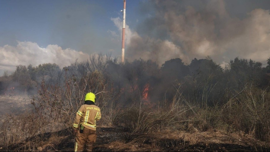 Houthi phóng tên lửa vào Israel, tấn công tàu sân bay Mỹ 3 lần trong 24 giờ