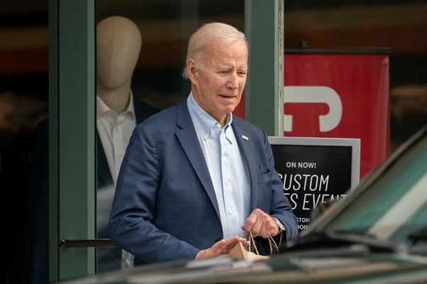 Tổng thống Biden dành nhiều ngày cuối tuần ở Wilmington, Del., đi nhà thờ và mua sắm tại Jos. A. Bank. (Nguồn: AP) Tổng thống Biden dành nhiều ngày cuối tuần ở Wilmington, Del., đi nhà thờ và mua sắm tại Jos. A. Bank. (Nguồn: AP)