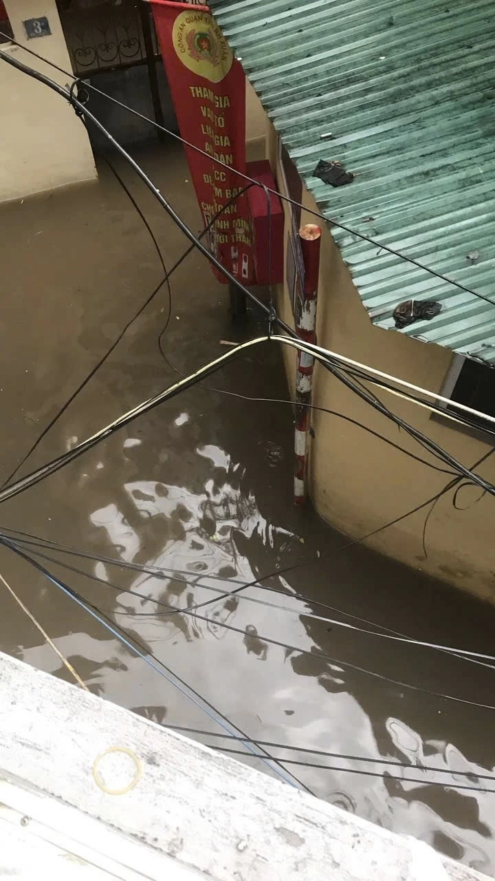 Hàng chục tuyến phố Hà Nội ‘biến thành sông’ trong ngày đầu tuần Hàng chục tuyến phố Hà Nội ‘biến thành sông’ trong ngày đầu tuần