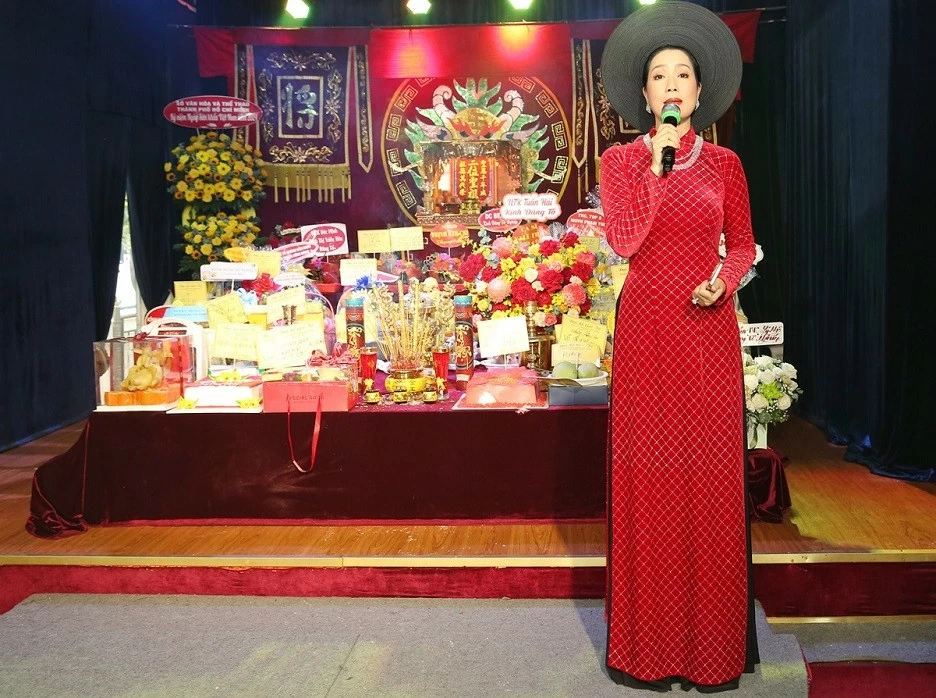 NSND Trịnh Kim Chi vừa tổ chức lễ cúng Tổ nghề ở trung tâm bồi dưỡng nghệ thuật và sân khấu mang tên mình, tại TP. Hồ Chí Minh. Nghệ sĩ Trịnh Kim Chi nói: NSND Trịnh Kim Chi và nhiều nhà hảo tâm ủng hộ người dân vùng lũ
